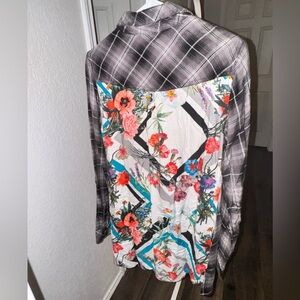 Tolani collection button up woman’s size small oversized blouse   NWT!  Gorgeous